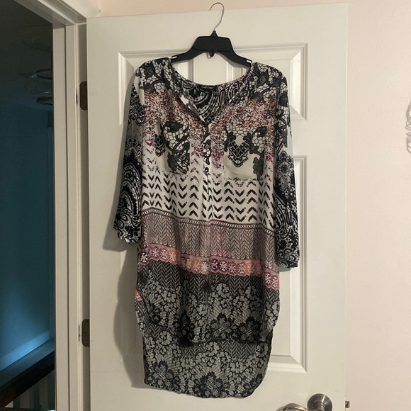 Roz & Ali Tops - Pink, black, and white high-low blouse by Roz & Ali